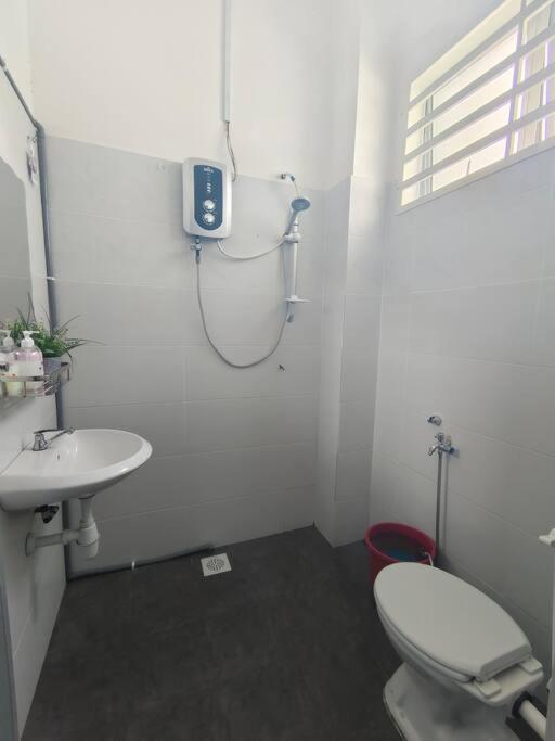 Rumah Aina Homestay Bukit Changgang Private Pool Kampong Melot Exterior photo